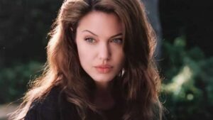 Angelina-Jolie-Net-Worth-6-Twoleftsticks