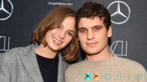 Maya Hawke Dating Life-twoleftsticks(2)