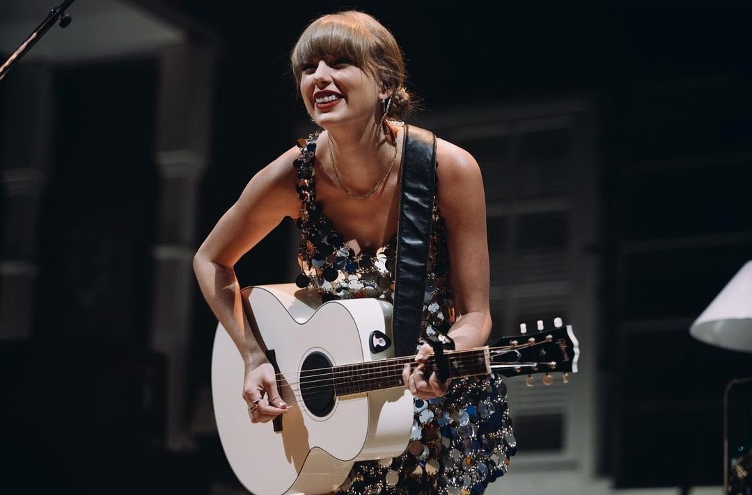 Taylor Swift played the 'Anti Hero' acoustic at the 1975's Concert
