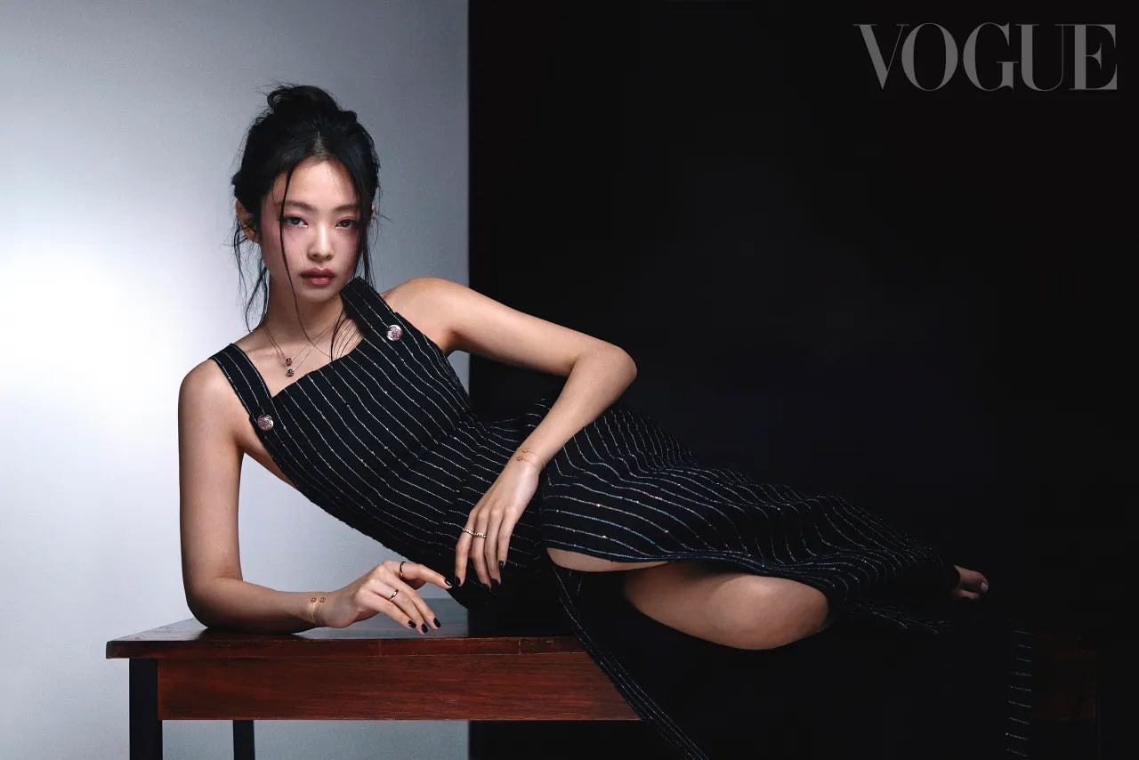 Jennie reveals her stylish charisma in a photo for "Vogue Taiwan"