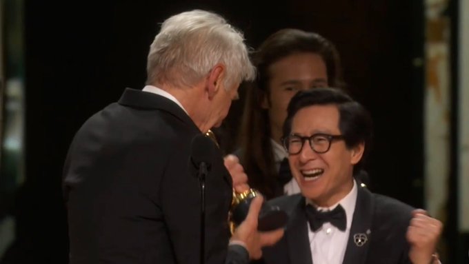 Harrison Ford handed the Oscar to Ke Huy Quan 