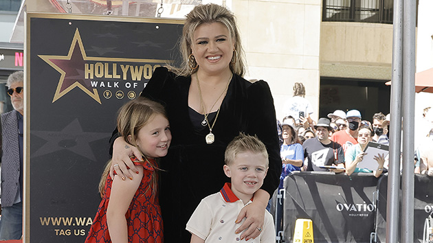 Kelly Clarkson with her kids